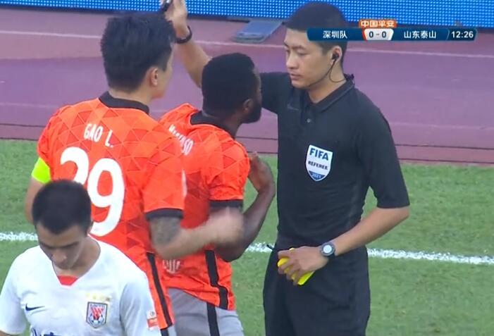  法兰克福主教练赛后批评裁判判罚引发争议  
