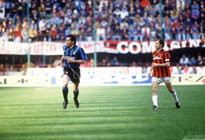  米兰德比争议不断，VAR判定取消AC米兰绝杀球  