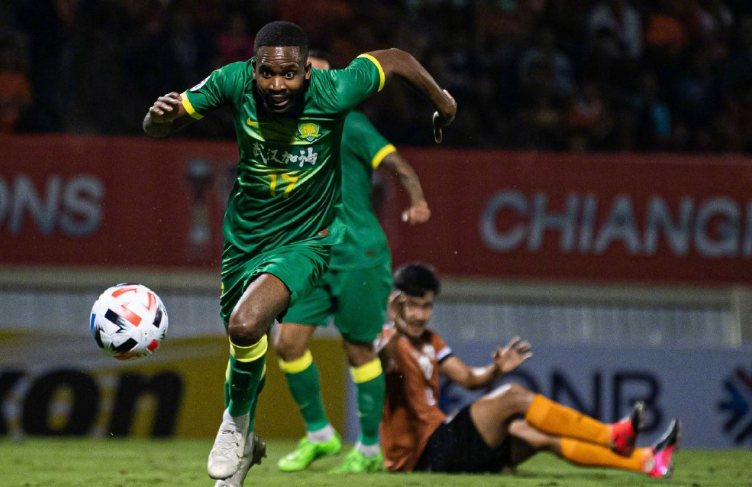  兰斯门将神勇发挥，多次扑救力保球门不失